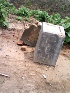 সেটলার কর্তৃক ভেঙে দেয়া ভিত্তিপ্রস্তরের টুকরো