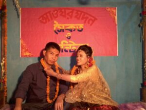রেন্টিনা চাকমা ও সৈকত চাকমা। নিজ বাড়িতে বিবাহের দিন তোলা ছবি।