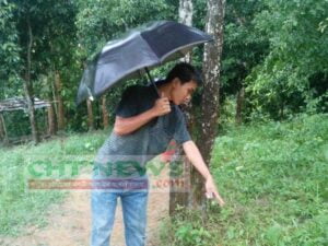 প্রিয় কান্তি চাকমা দেখিয়ে দিচ্ছেন এই গাছের তলায় ডুরন বাবুসহ আটককৃতদের মারধর করা হয়