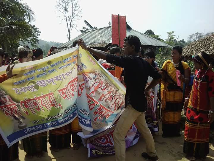 #বৈসাবি শোভাযাত্রার ব্যানার কেড়ে নেয়া হচ্ছে এভাবে প্রকাশ্যে, রাজপথে।