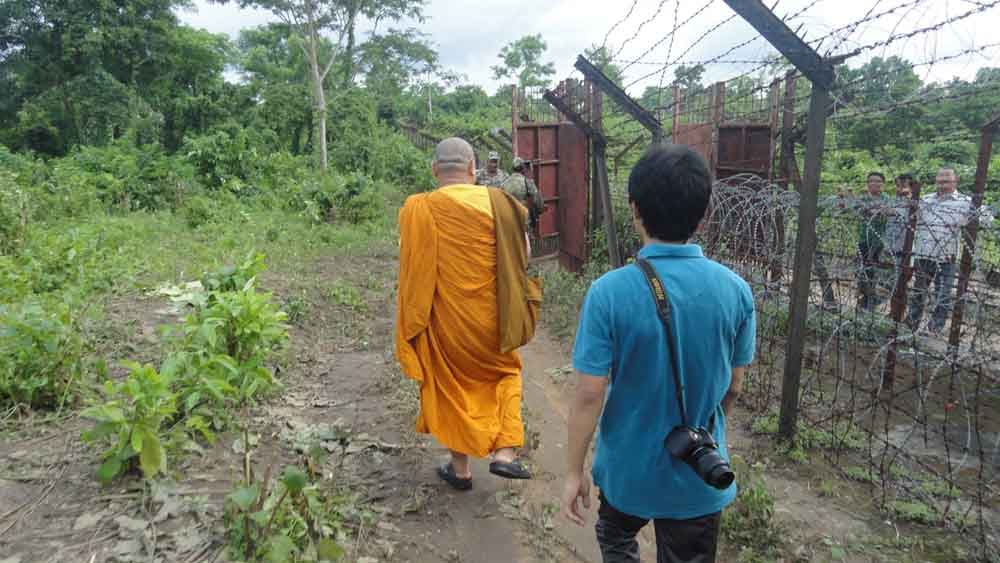 6.Karunalankar Bhikkhu at a fence gate on India – Bangladesh border t
